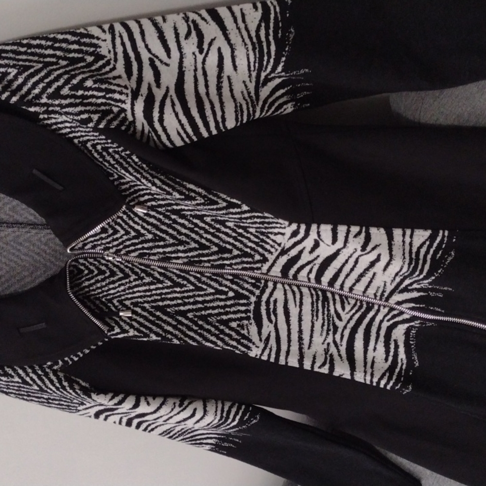 Black And White Pattern Coat - image 3